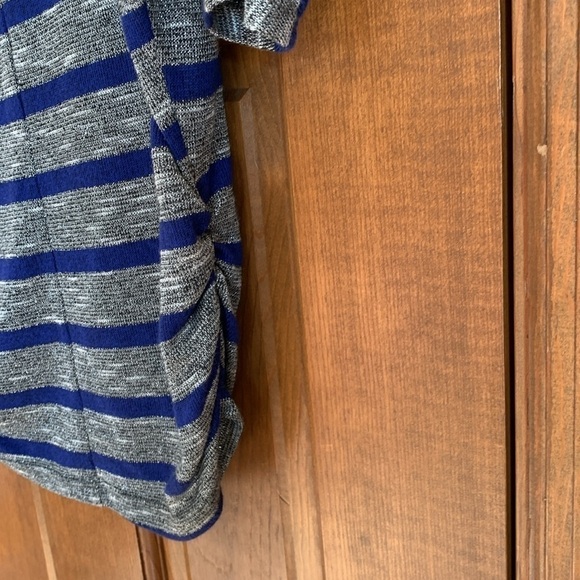 5/$20 BUNDLE 🎈 Lightweight silver and blue shapely knit blouse box 13 - Picture 5 of 8